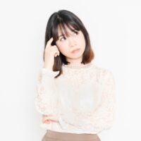 顔タイプ診断について考える女性