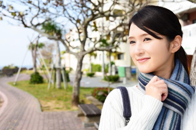 ストライプのマフラーを巻く女性