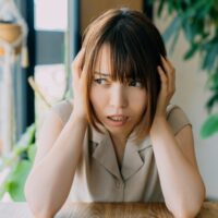 頭を抱えている女性