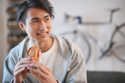 パンを食べている男性