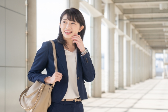 ジャケットを着ている女性