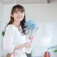 花を持っている女性